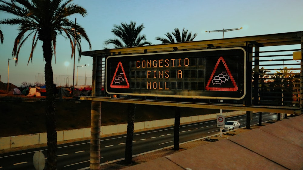 a sign on the side of a road that says congesto finish of the