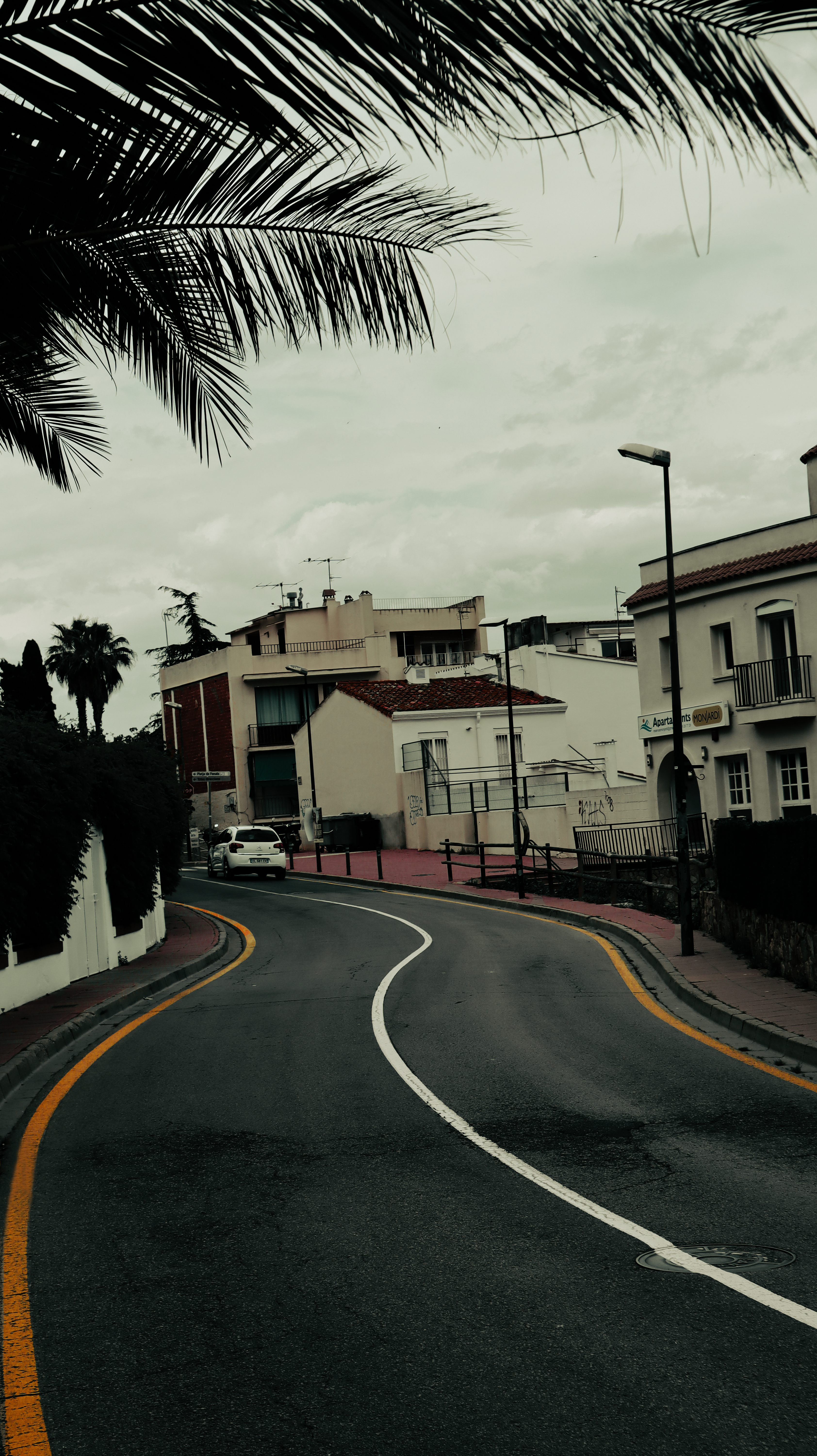 una strada con una curva nel mezzo