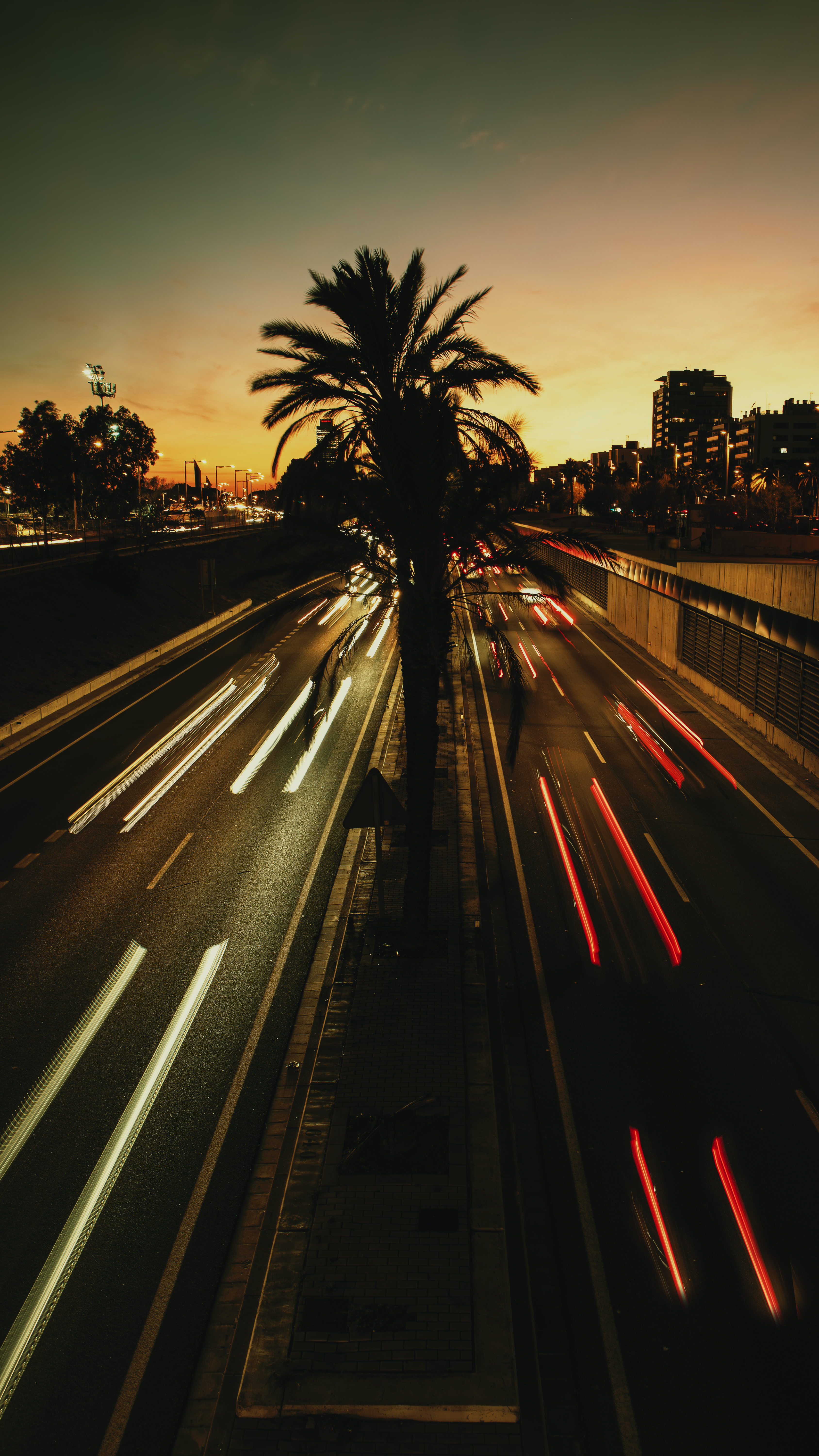 Una strada cittadina piena di traffico di notte