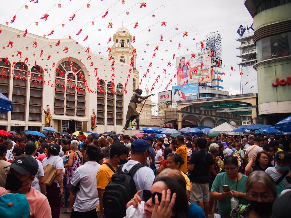 a crowd of people standing in front of a building