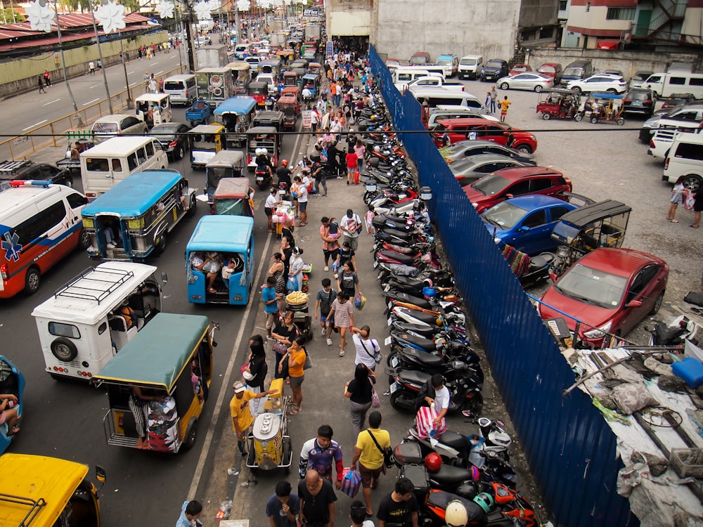 a busy city street filled with lots of traffic