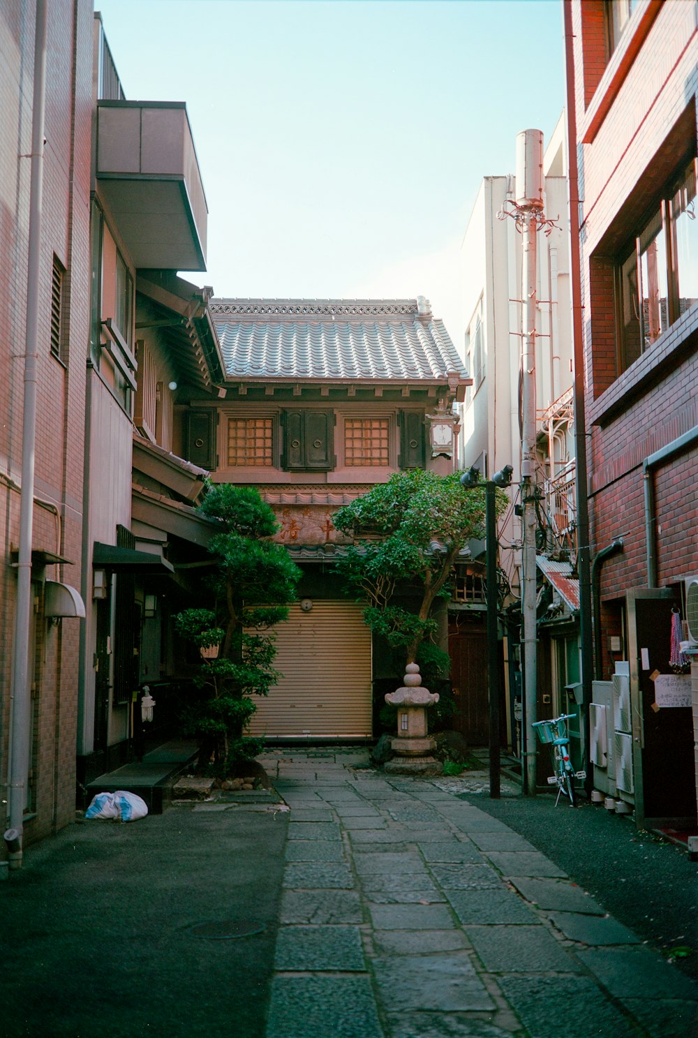 a narrow alley way with a building in the background