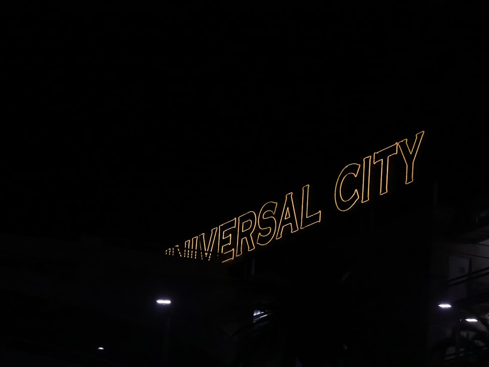 어둠 속에 불을 밝힌 유니버셜 시티(Universal City Lit-up in the Dark)라고 적힌 표지판