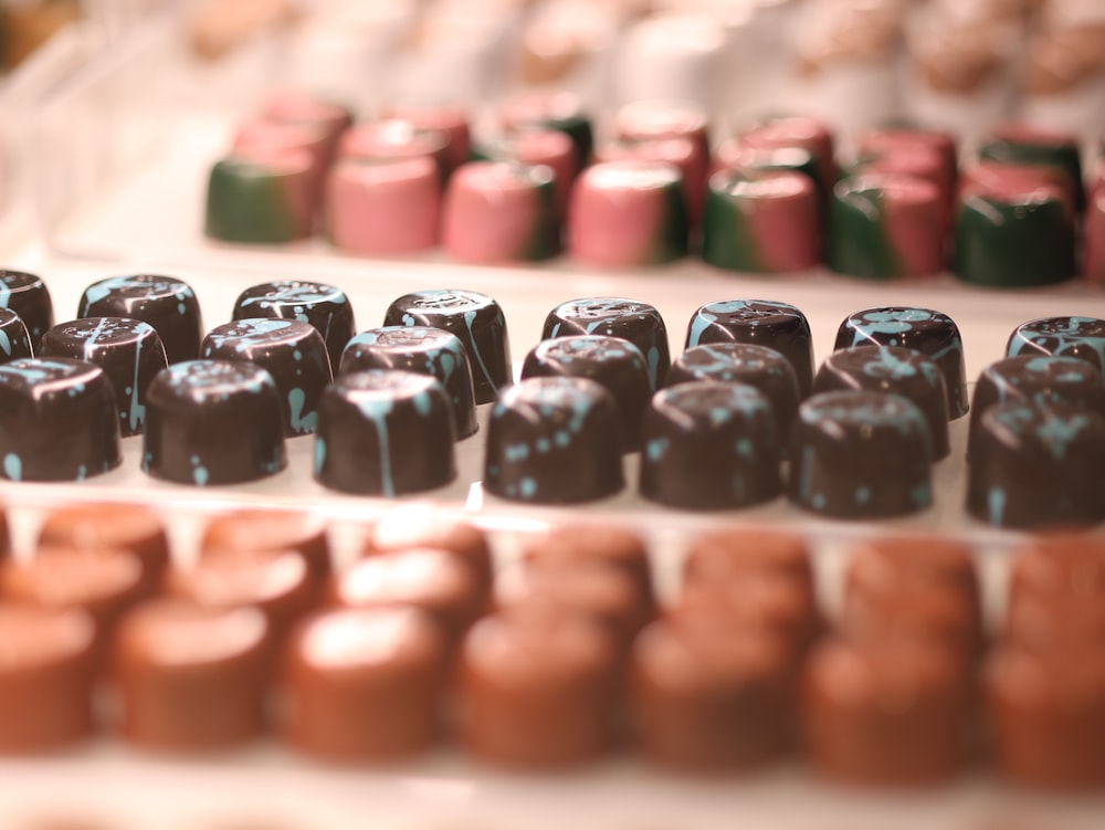 uma mesa coberta com muitos doces de chocolate