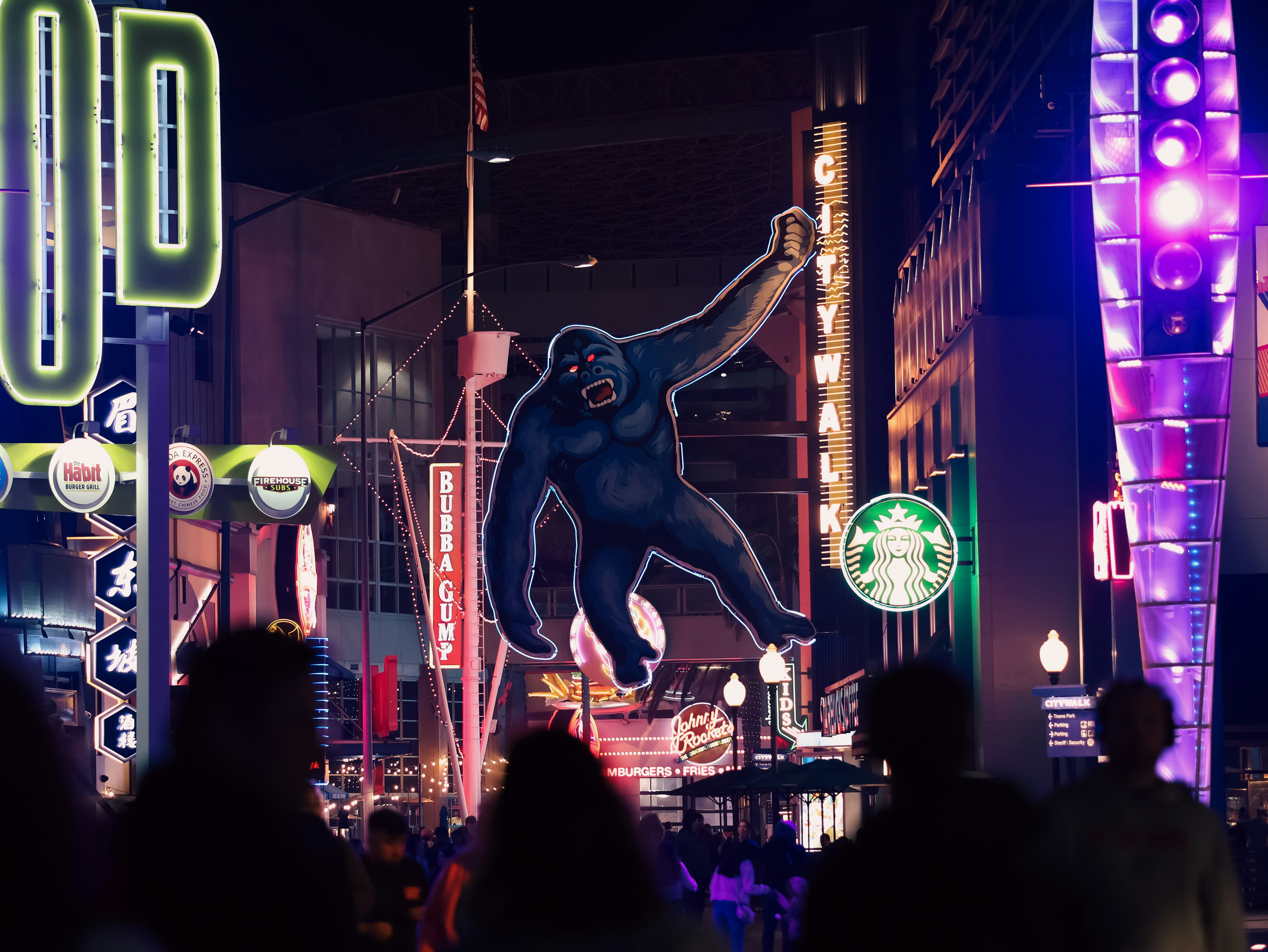 바쁜 거리 한가운데에 있는 거대한 파란색 고릴라 동상