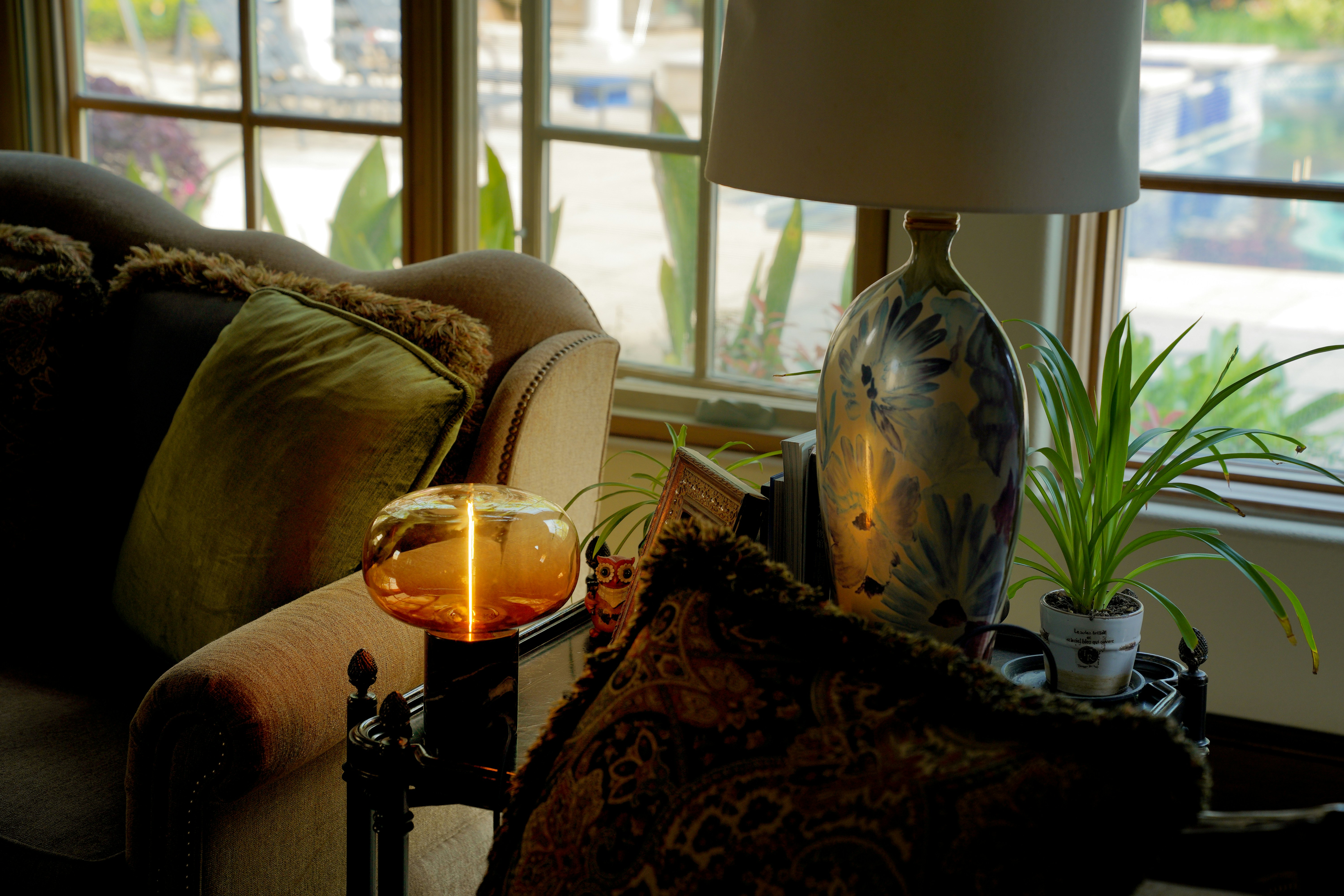 Sakin ve huzurlu bir ev ortamında dinlenen bir kadın; Yengeç burcunun duygusal yenilenme, içsel huzur ve yuva sıcaklığı temasını yansıtan görsel.