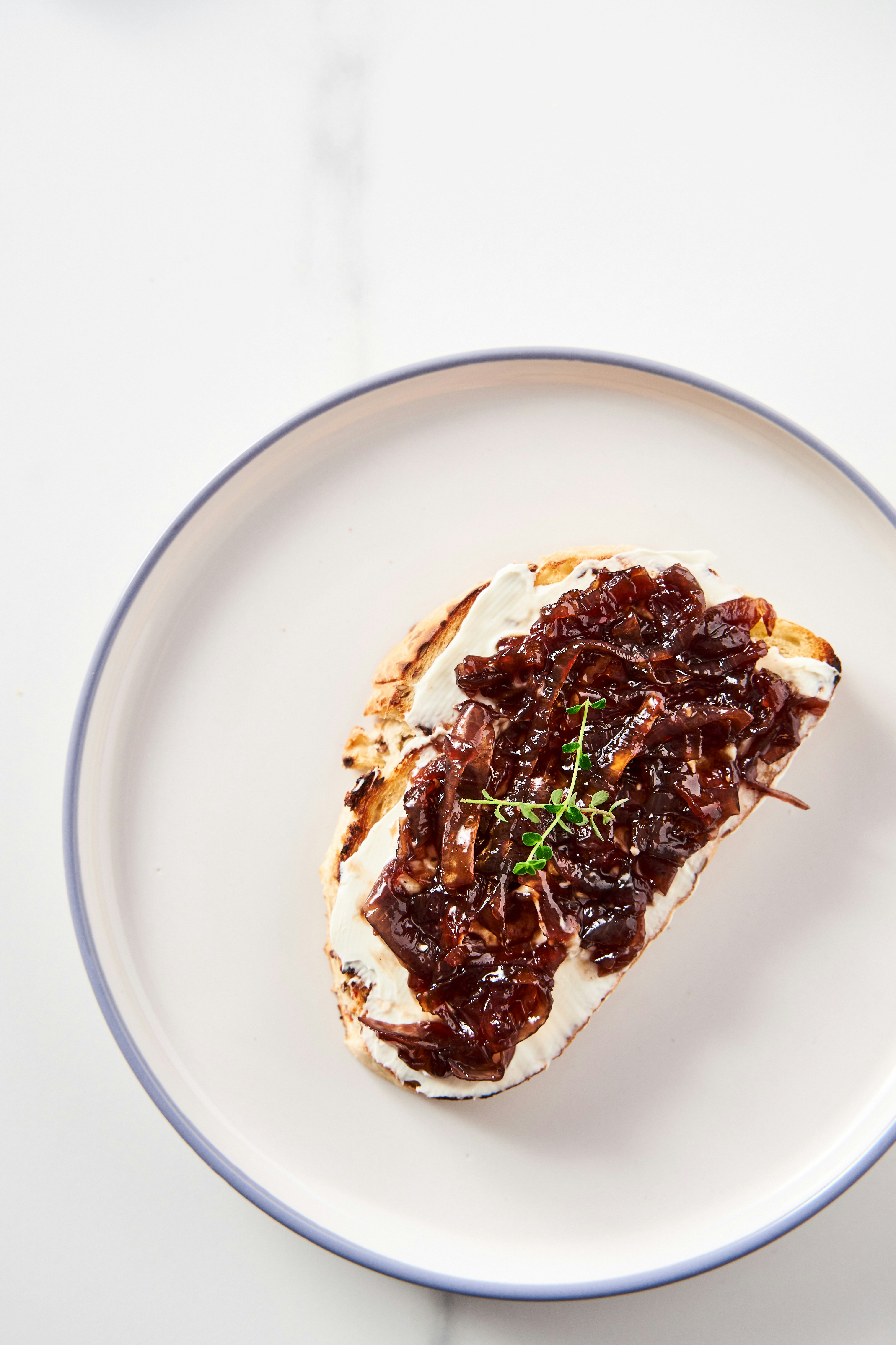 ein weißer Teller mit Essen auf einem Tisch