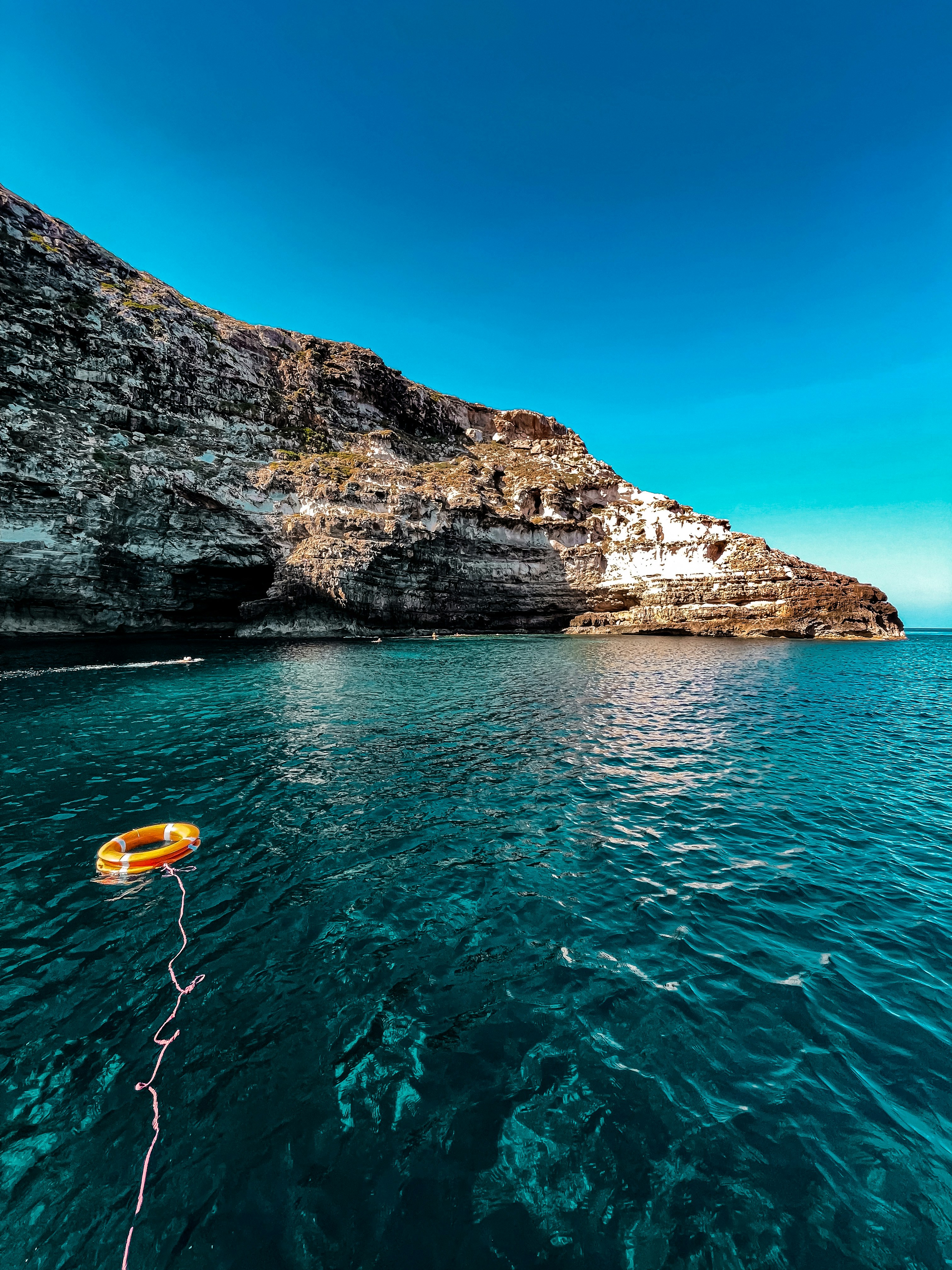 uno specchio d'acqua con una barca al suo interno
