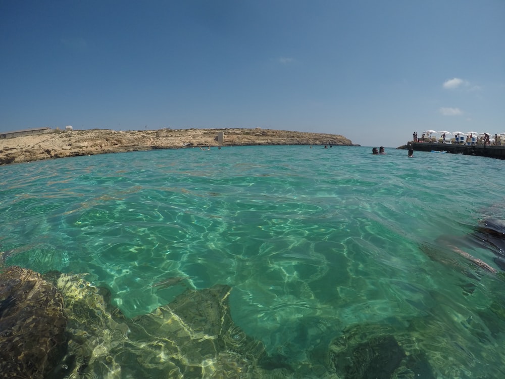 uno specchio d'acqua che contiene alcune rocce