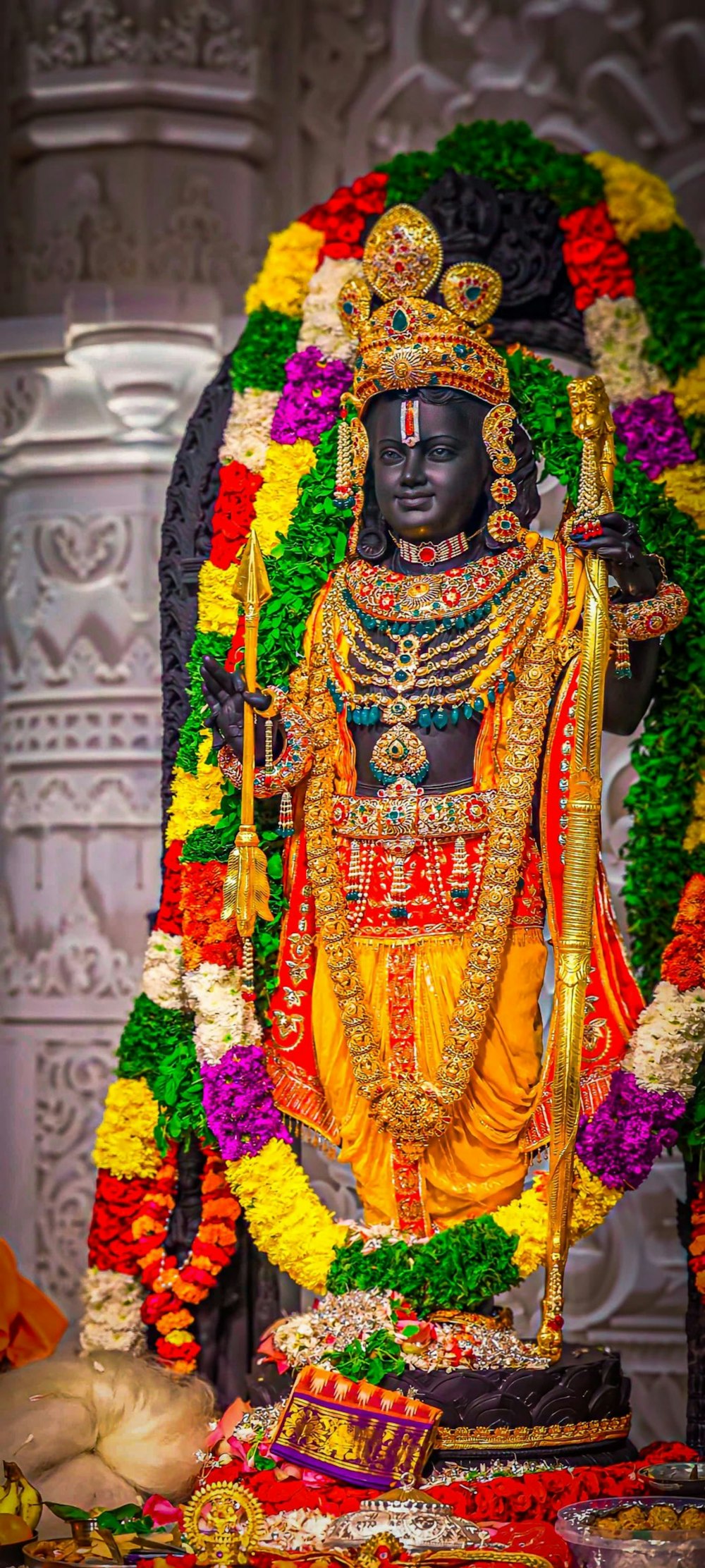 Uma estátua de um deus hindu cercada por flores