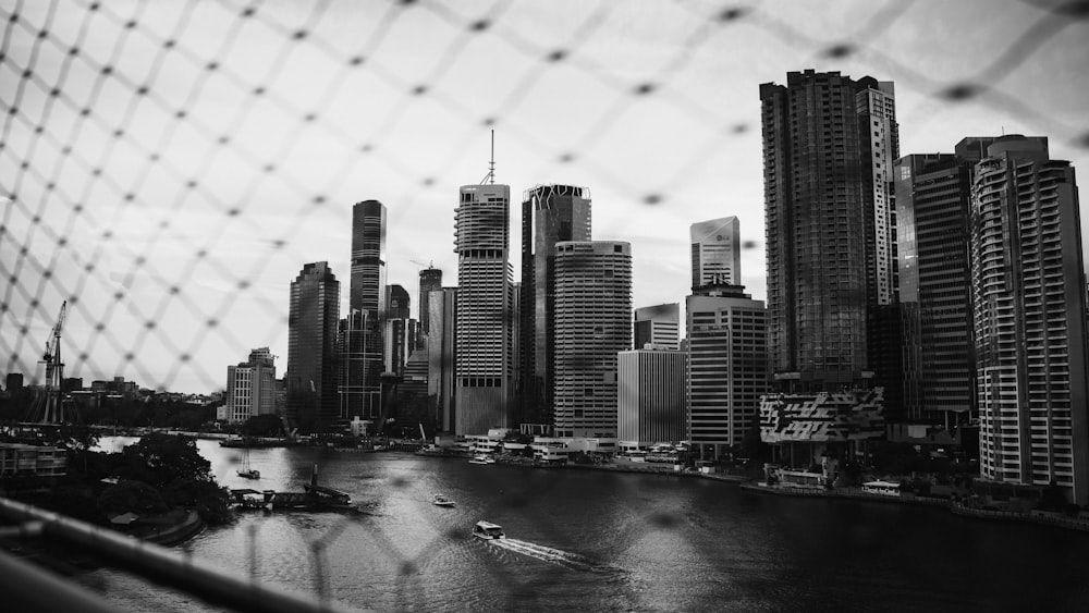 Una foto en blanco y negro del horizonte de una ciudad