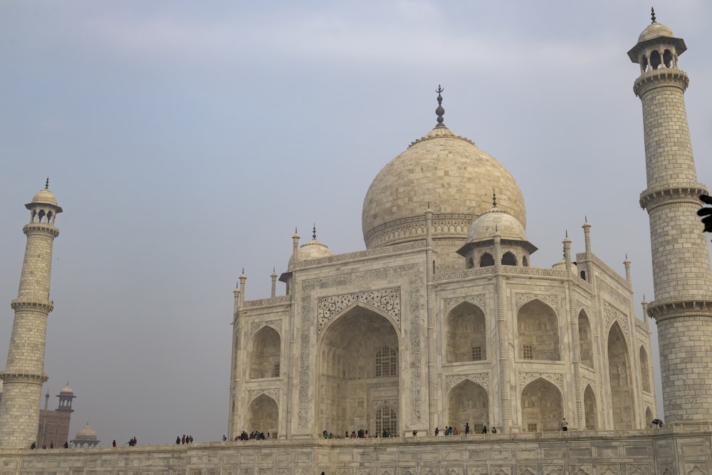 un grand bâtiment blanc avec deux hautes tours