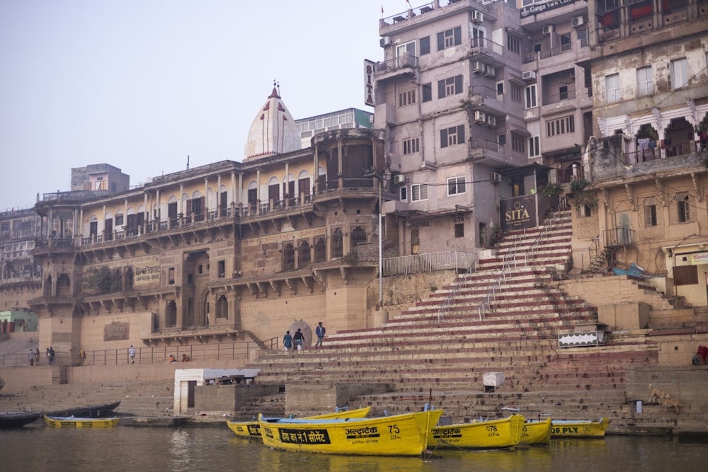 un tas de bateaux qui sont assis dans l’eau