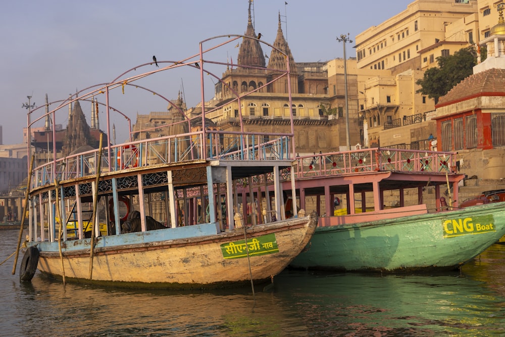 um par de barcos que estão sentados na água