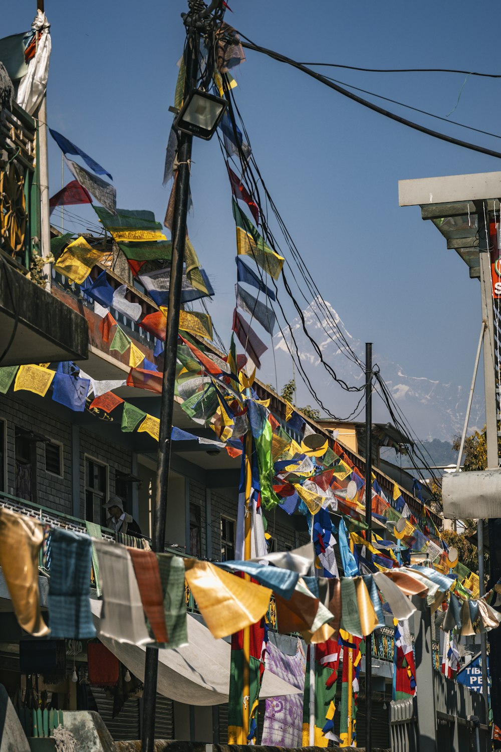 Un tas de drapeaux sont accrochés à un fil