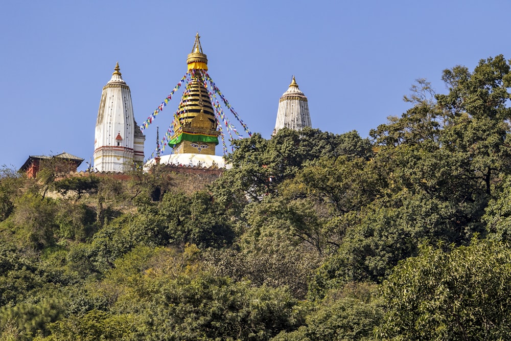 un gran edificio dorado y blanco en la cima de una colina