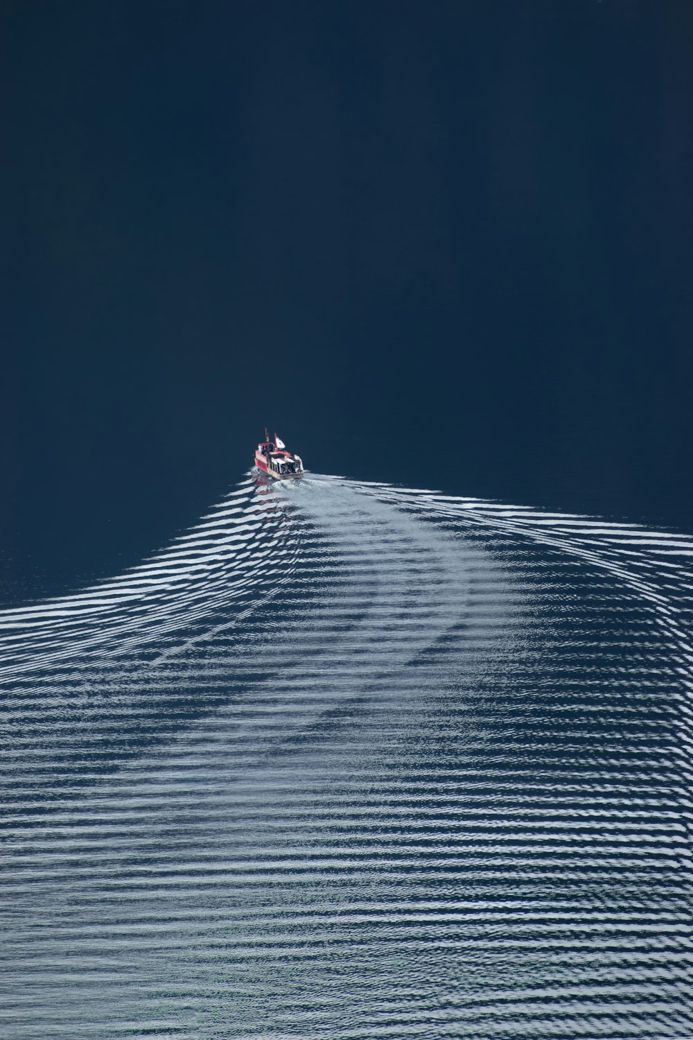 雪に覆われたゲレンデの上でスキーを滑る人々のグループ