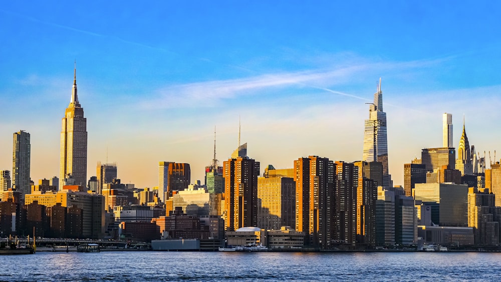 Una vista dello skyline di una città da uno specchio d'acqua