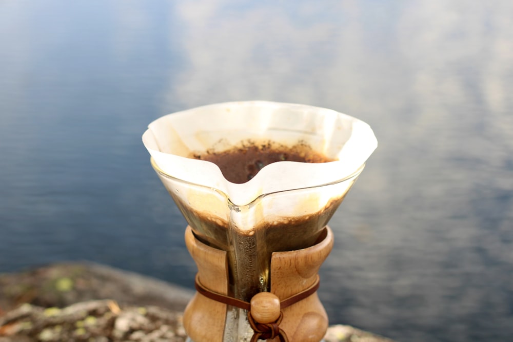 eine Tasse Kaffee auf einem Holztisch