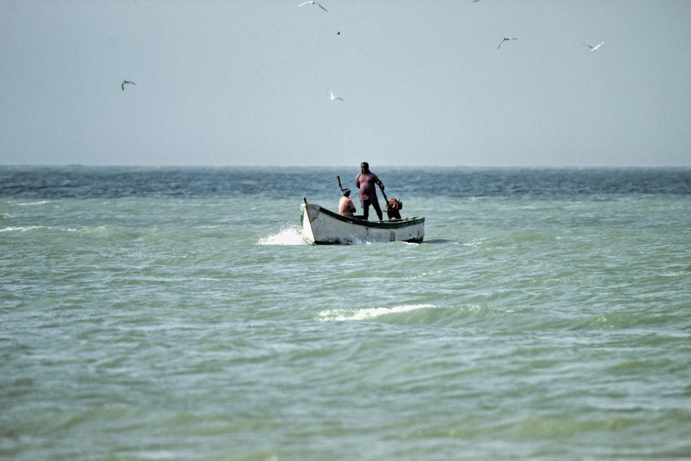 un uomo in una barca in mezzo all'oceano