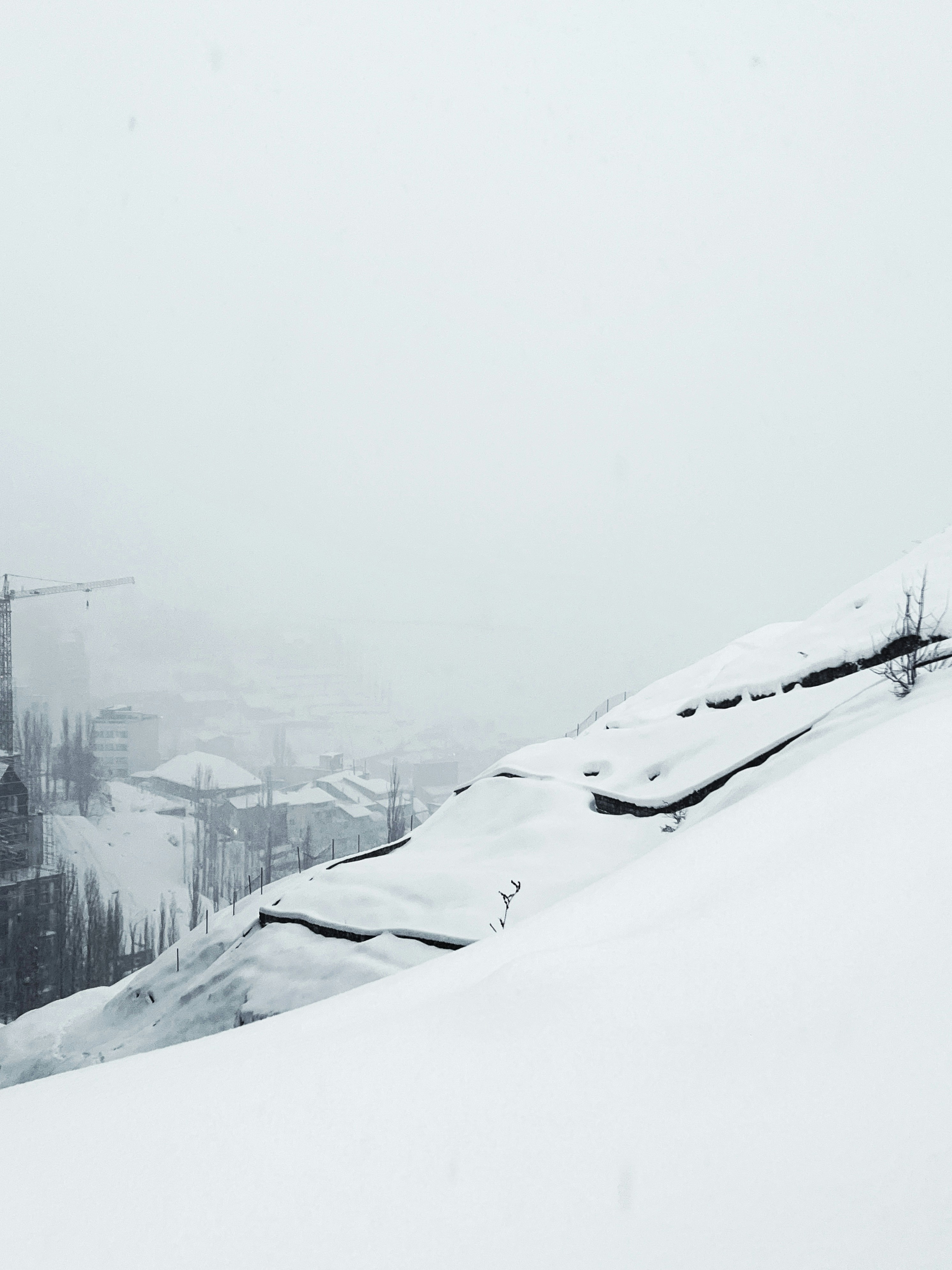 Un hombre montando esquís por una pendiente cubierta de nieve