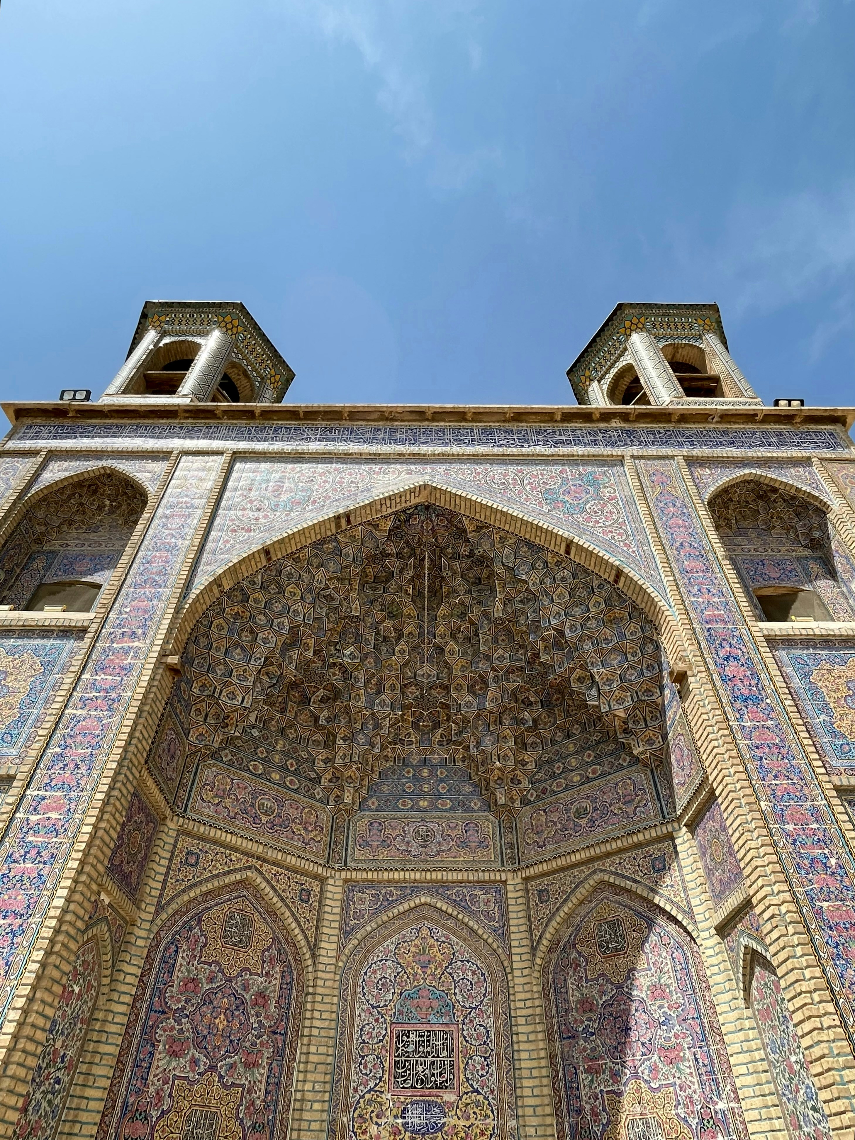 un grand bâtiment avec une horloge sur le côté