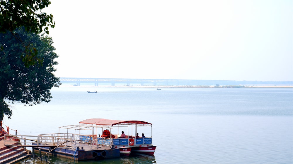 un groupe de personnes assises sur un bateau dans l’eau