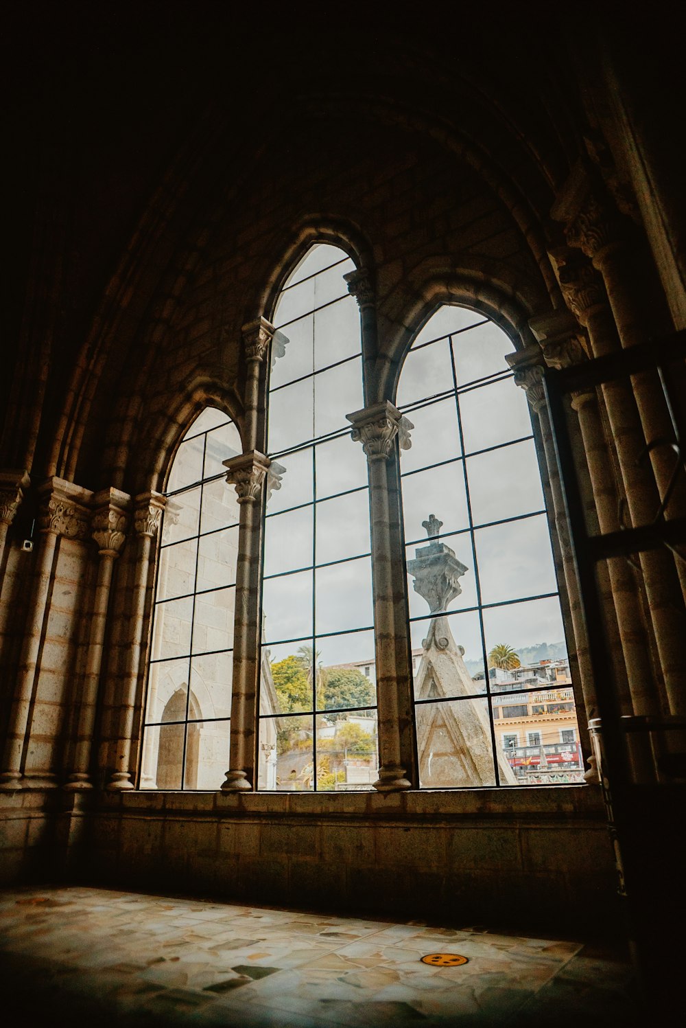 ein großes Fenster mit einer Statue in der Mitte