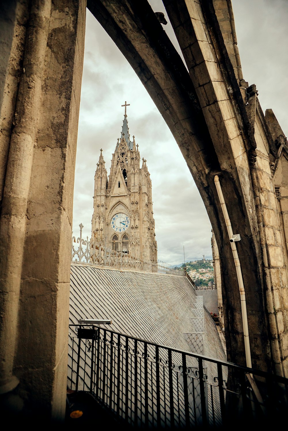 Una gran catedral con un reloj a su lado