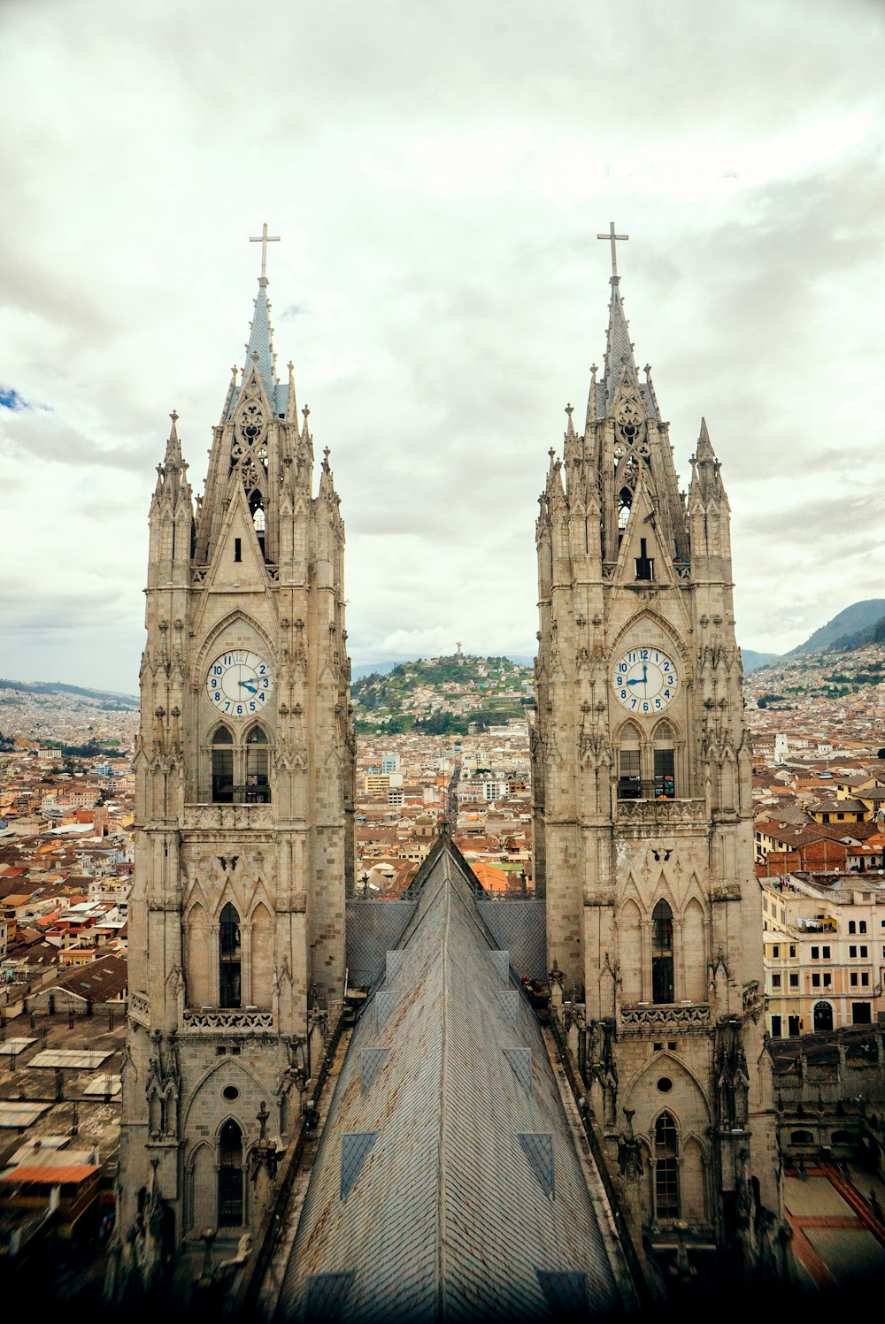 Una gran catedral con dos relojes en cada uno de sus lados