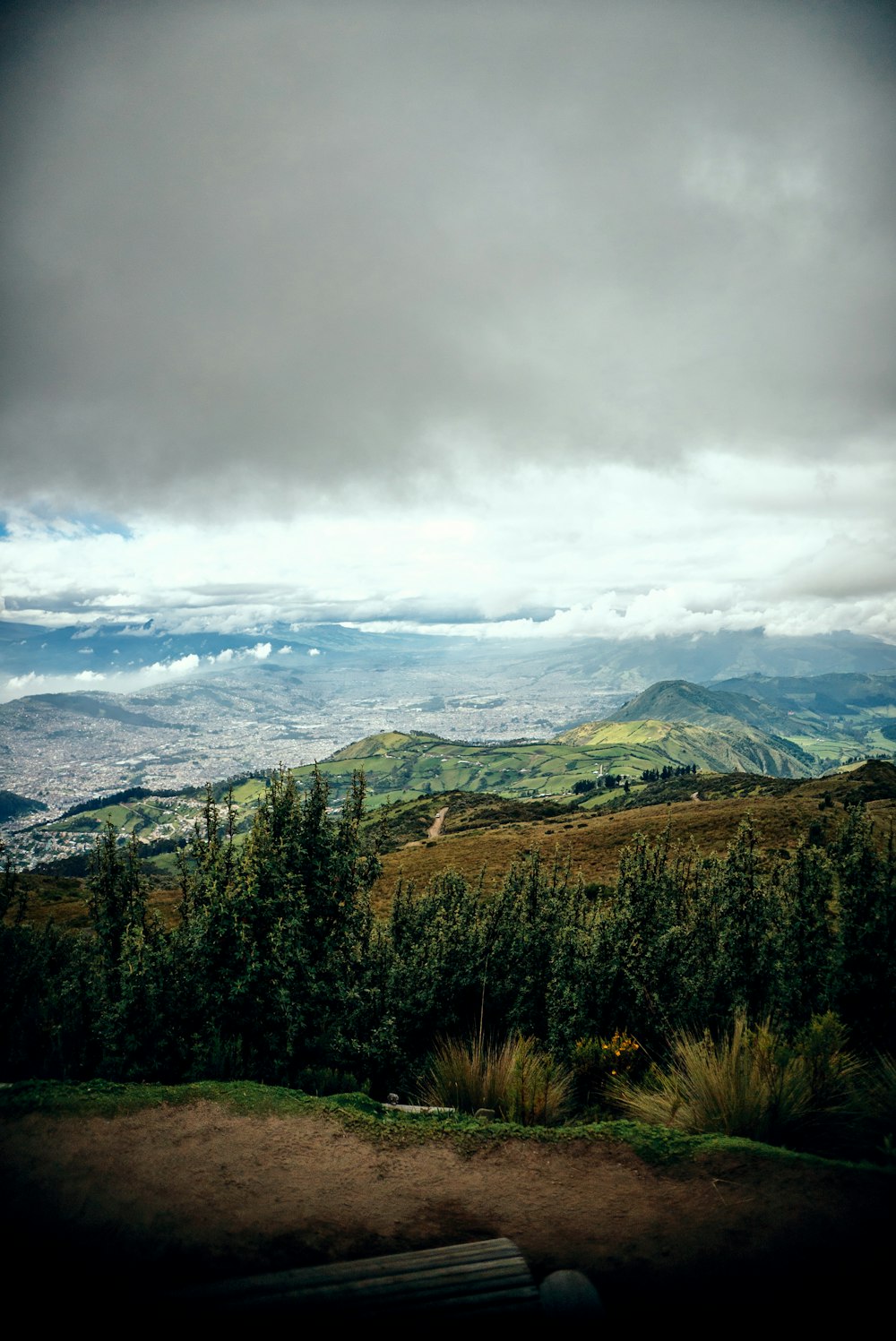 une vue d’une chaîne de montagnes avec un ciel nuageux