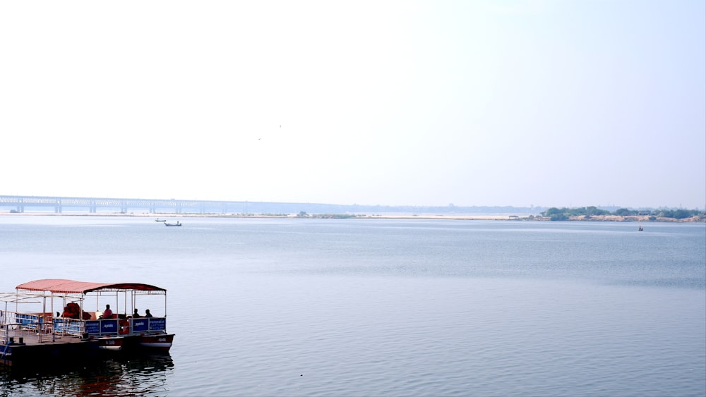 un gruppo di persone sedute su una barca in mezzo a un lago