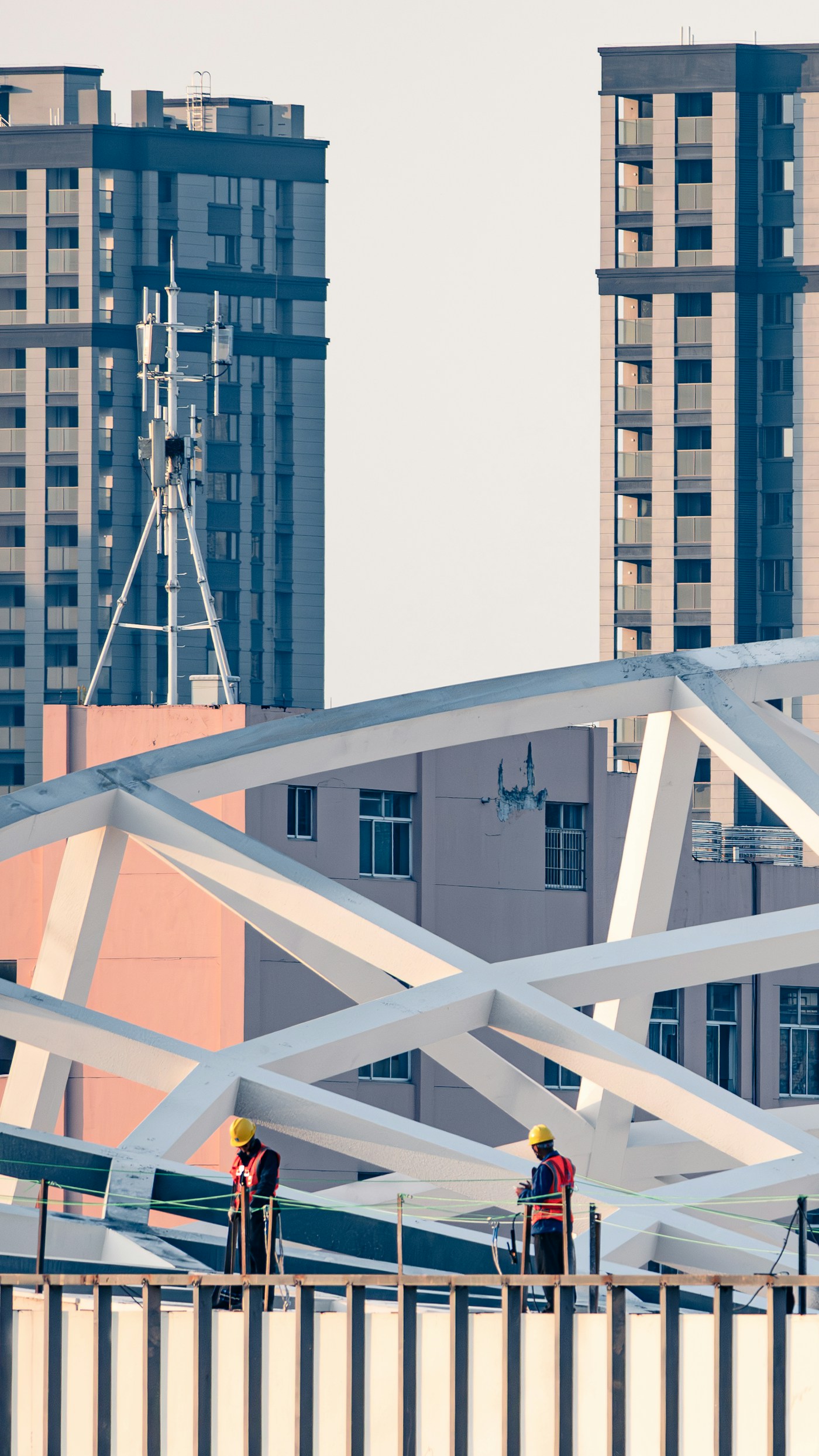Artisans du bâtiment sur structure en hauteur — réalité du terrain entreprise BTP