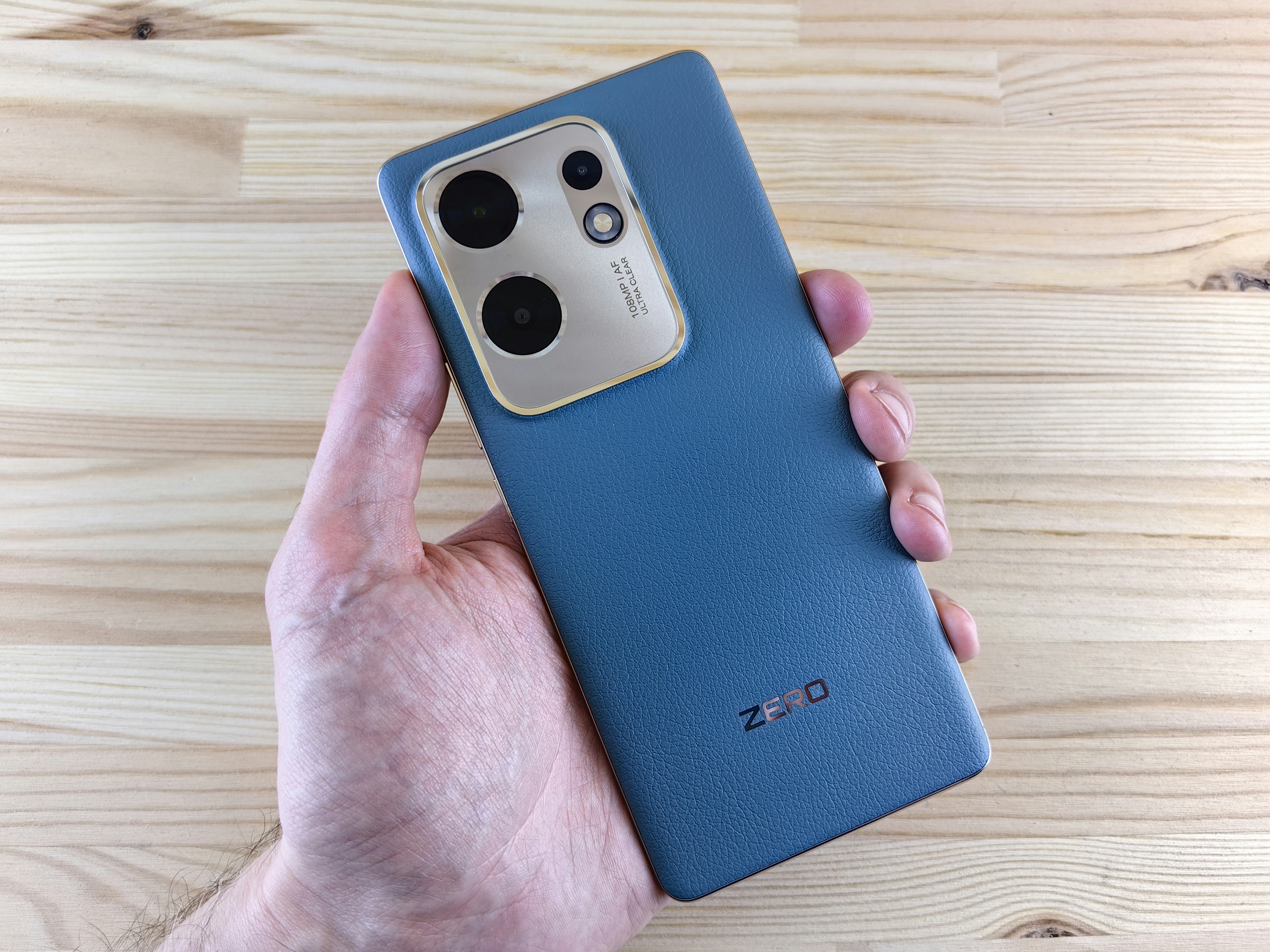 핸드폰을 손에 들고 있는 사람