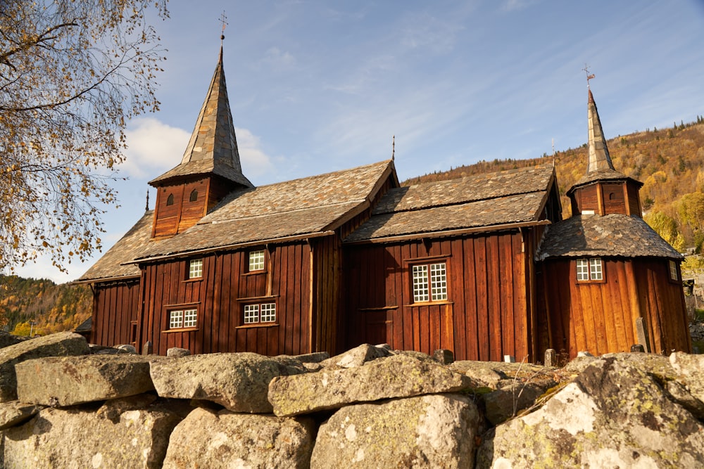 eine Holzkirche mit zwei Türmen darauf