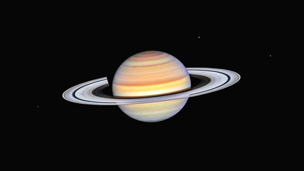 Un Saturno Saturno è mostrato nel cielo scuro