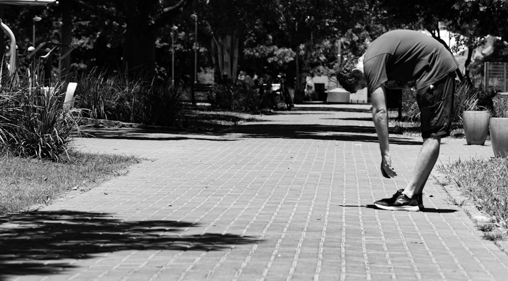 un homme fait un tour sur une planche à roulettes