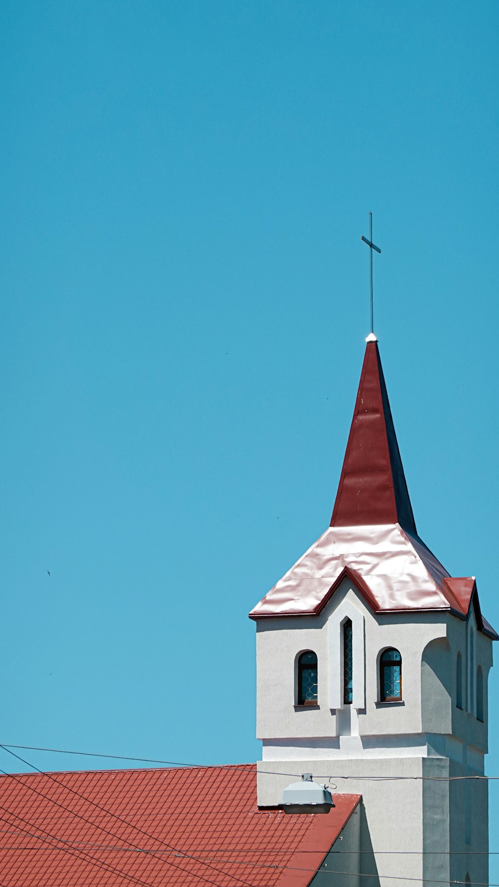 十字架が頂上にある教会の尖塔