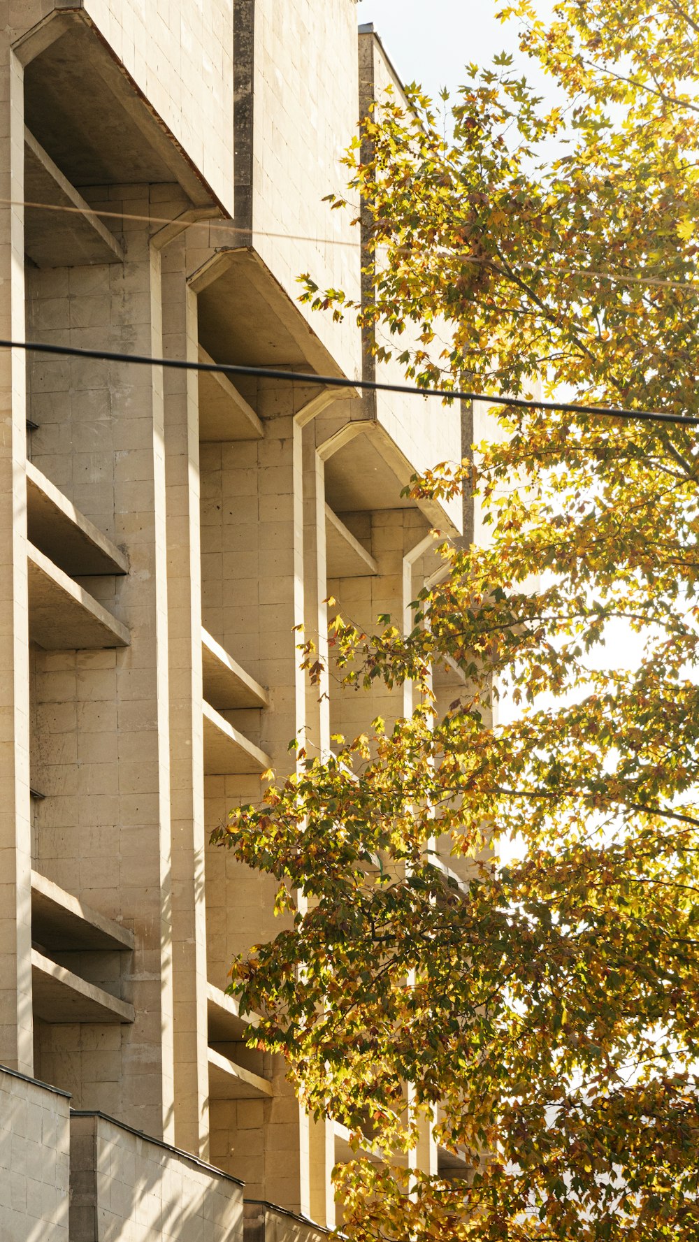 un grand bâtiment avec une horloge sur le côté