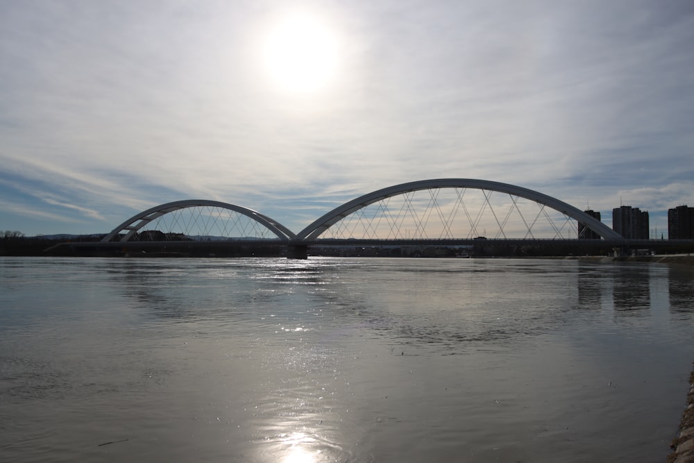 El sol brilla sobre un puente sobre un cuerpo de agua