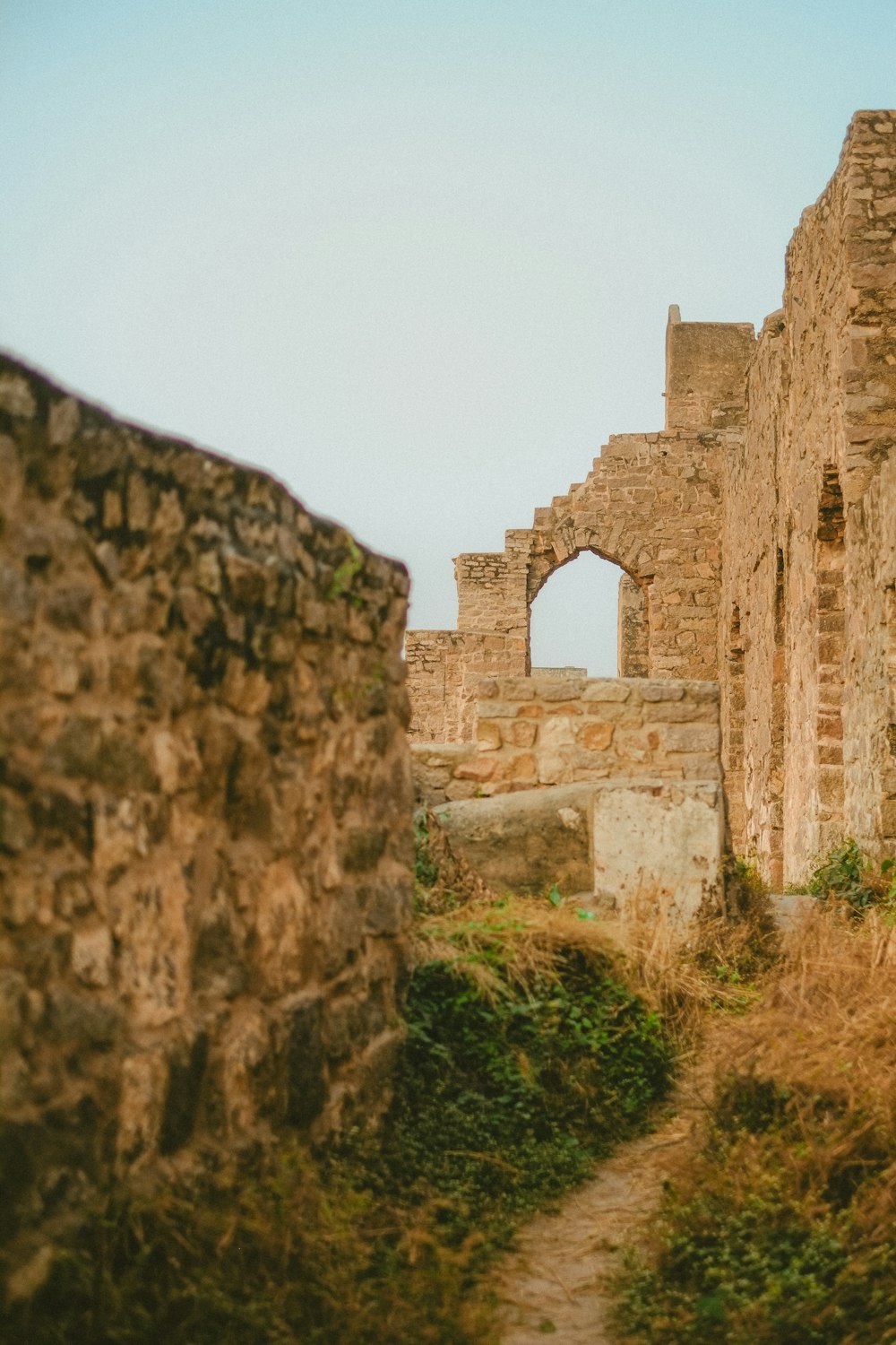 an old stone building with a stone archway