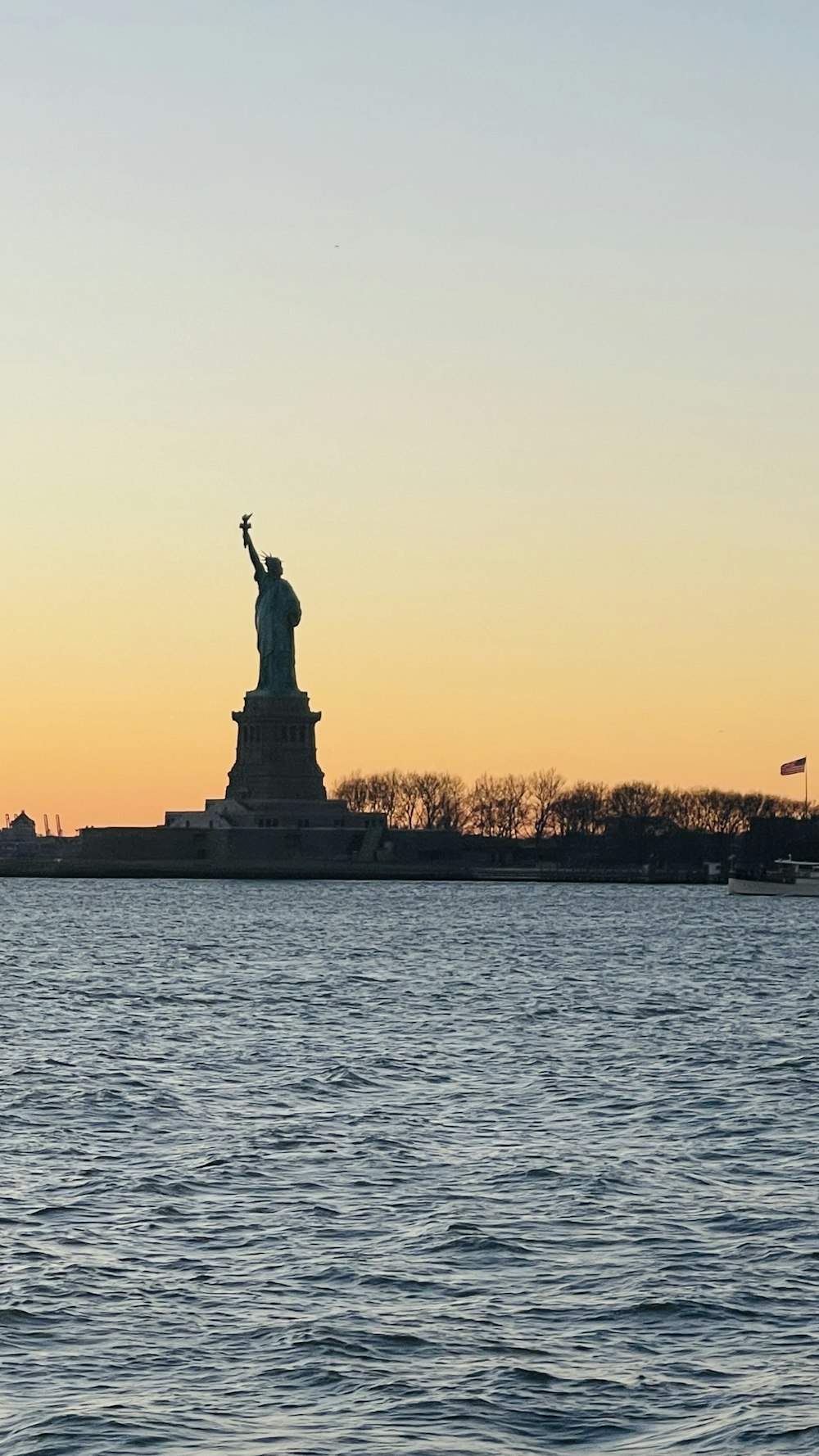 La Statua della Libertà si erge in mezzo all'acqua