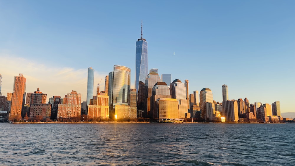 Blick auf die Skyline einer Stadt vom Wasser aus