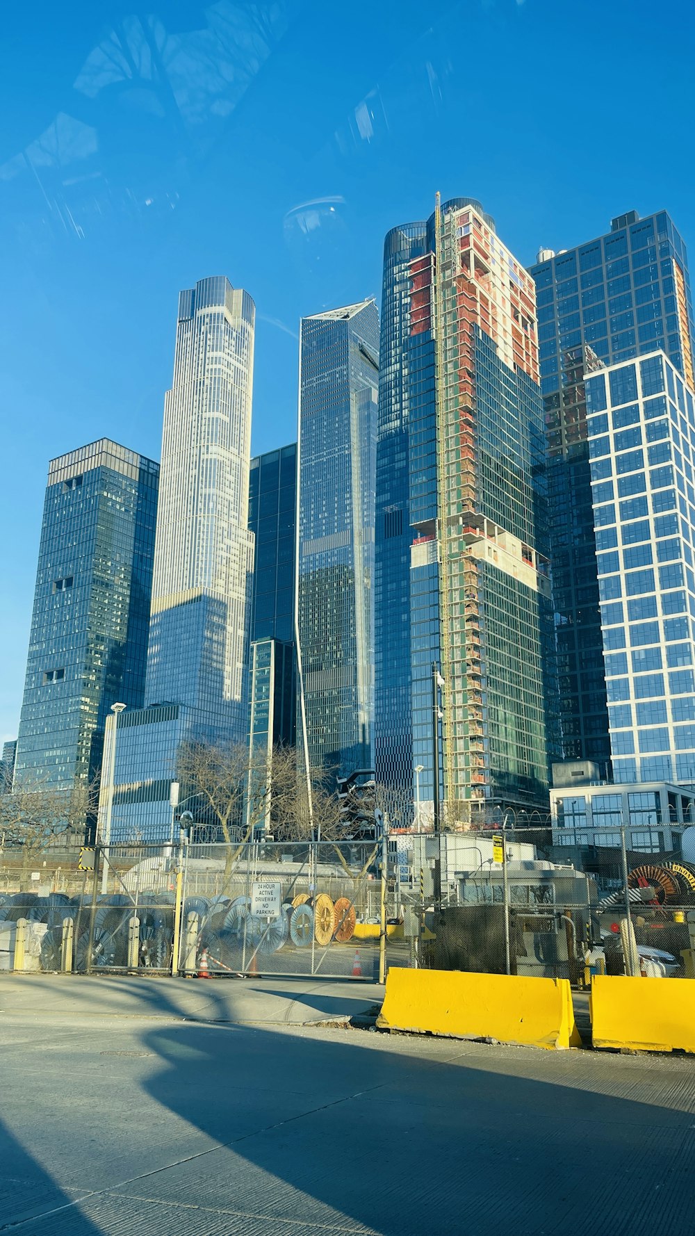 uma vista de alguns edifícios muito altos na cidade