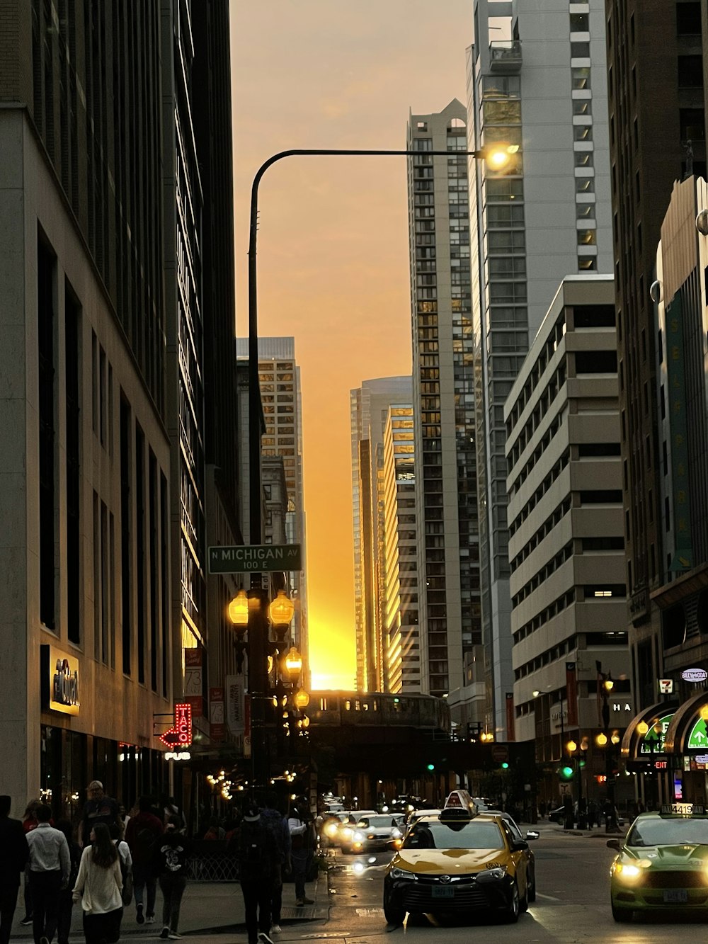 Una calle de la ciudad llena de mucho tráfico y edificios altos