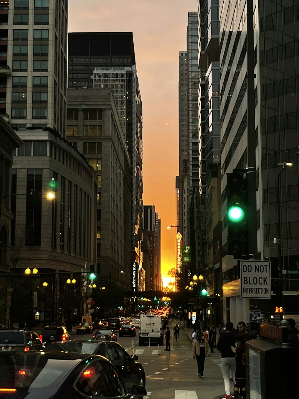 Una calle de la ciudad llena de muchos edificios altos