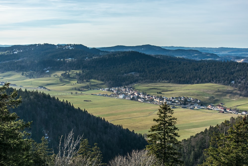 Une vue panoramique d’une ville dans les montagnes