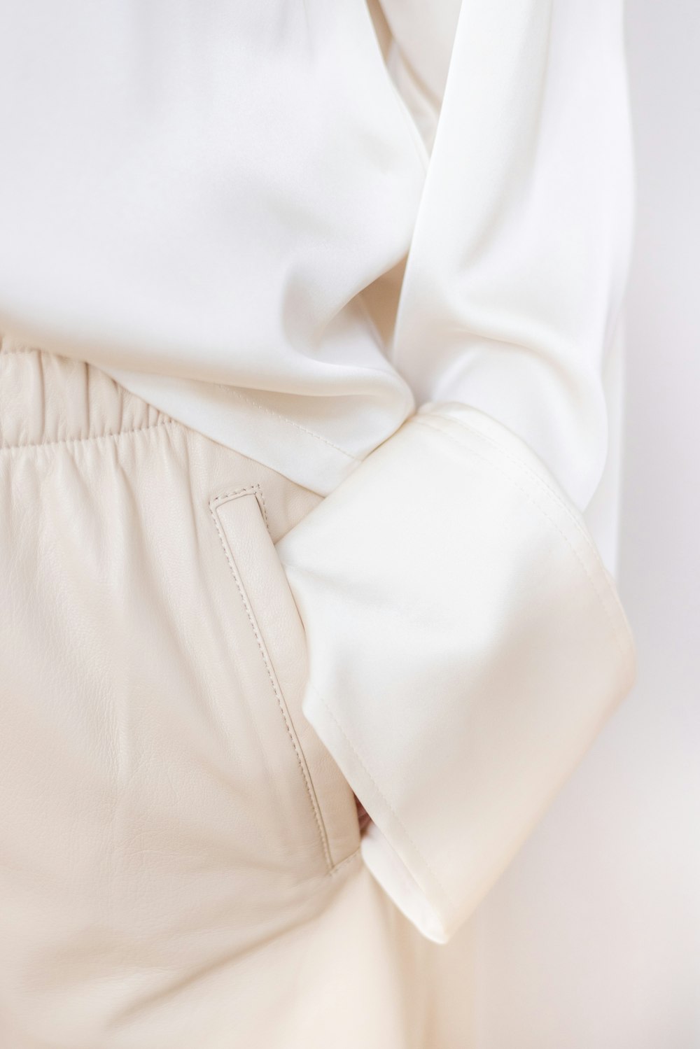 un primo piano di una camicia bianca e pantaloni