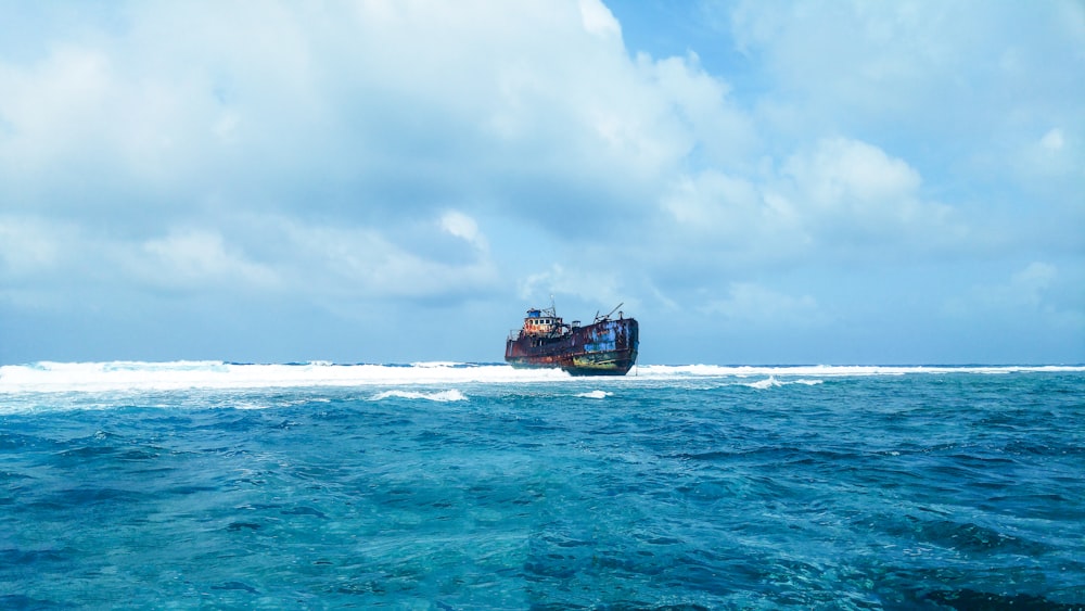 un grand bateau flottant au-dessus d’une grande étendue d’eau