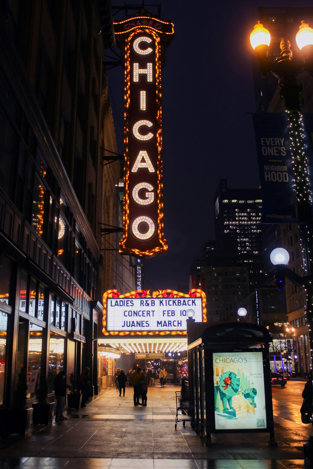 A marquise do Chicago Theater é iluminada à noite